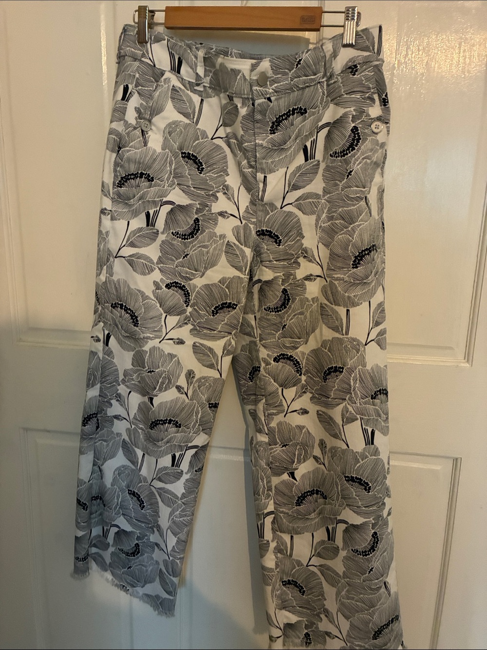 Chico's White & Black Floral Wide-Leg Pants with frayed hem